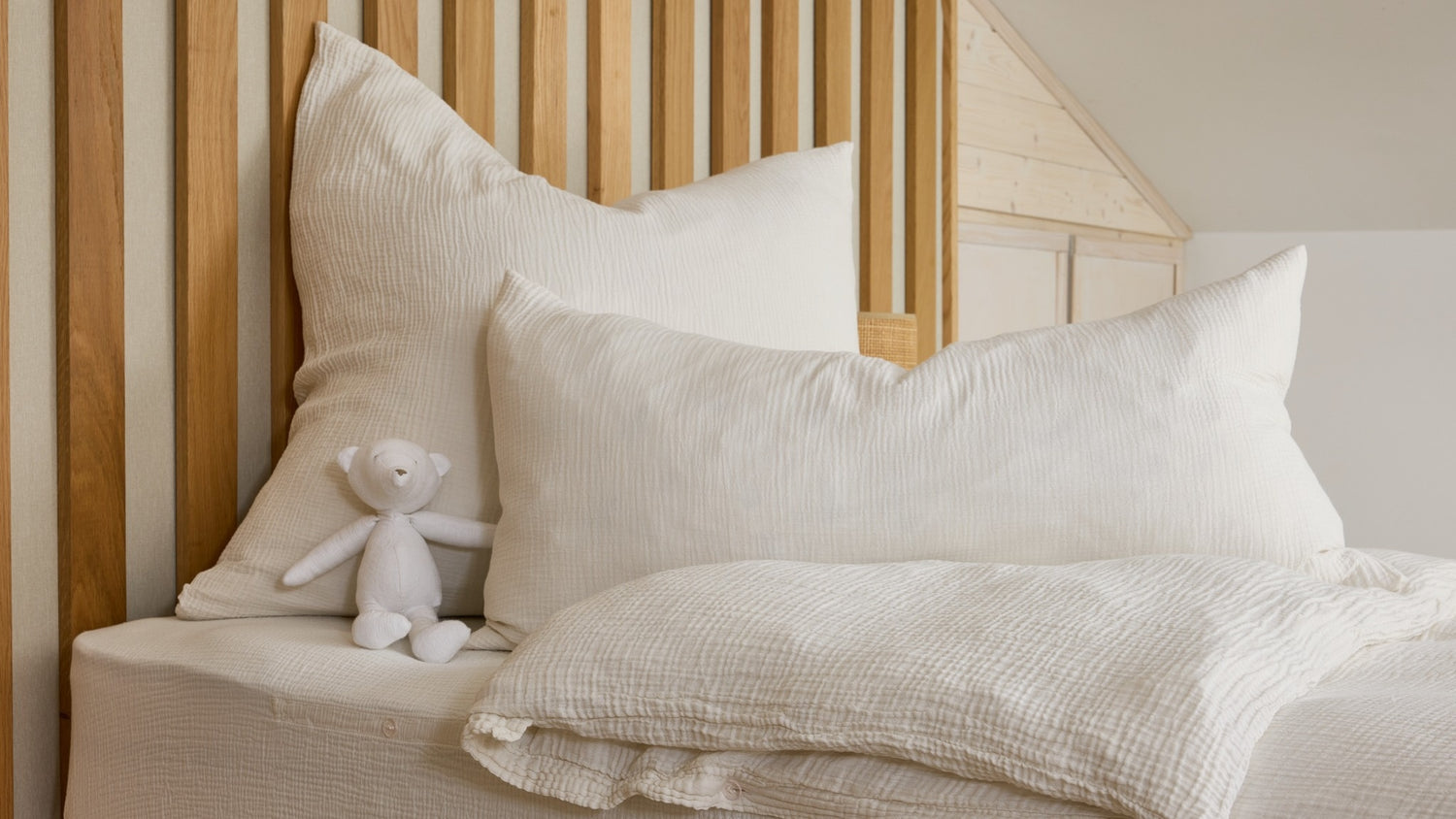 Kinderbettwäsche in der Farbe Morgentau mit integrierter Cover-Mate Technology, damit die Decke da bleibt wo sie hingehört, aus 100% Organic Cotton, GOTS, Musselin