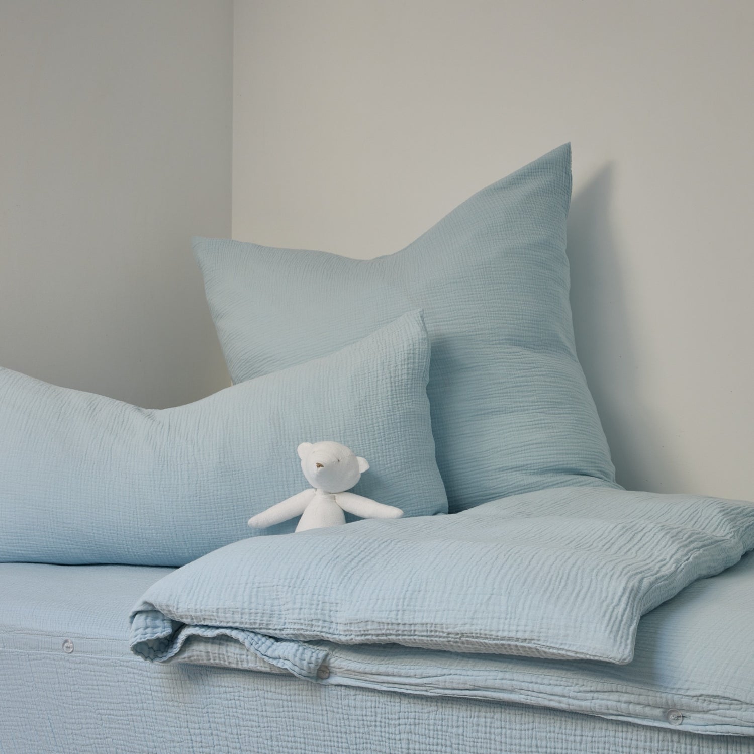 Nebelblaue Kinderbettwäsche mit der innovativen Cover-Mate Technology - aus 100% Bio-Baumwolle, damit die Decke bleibt wo sie hingehört, weich und nachhaltig, produziert in Portugal, GOTS-zertifiziert, Musselin