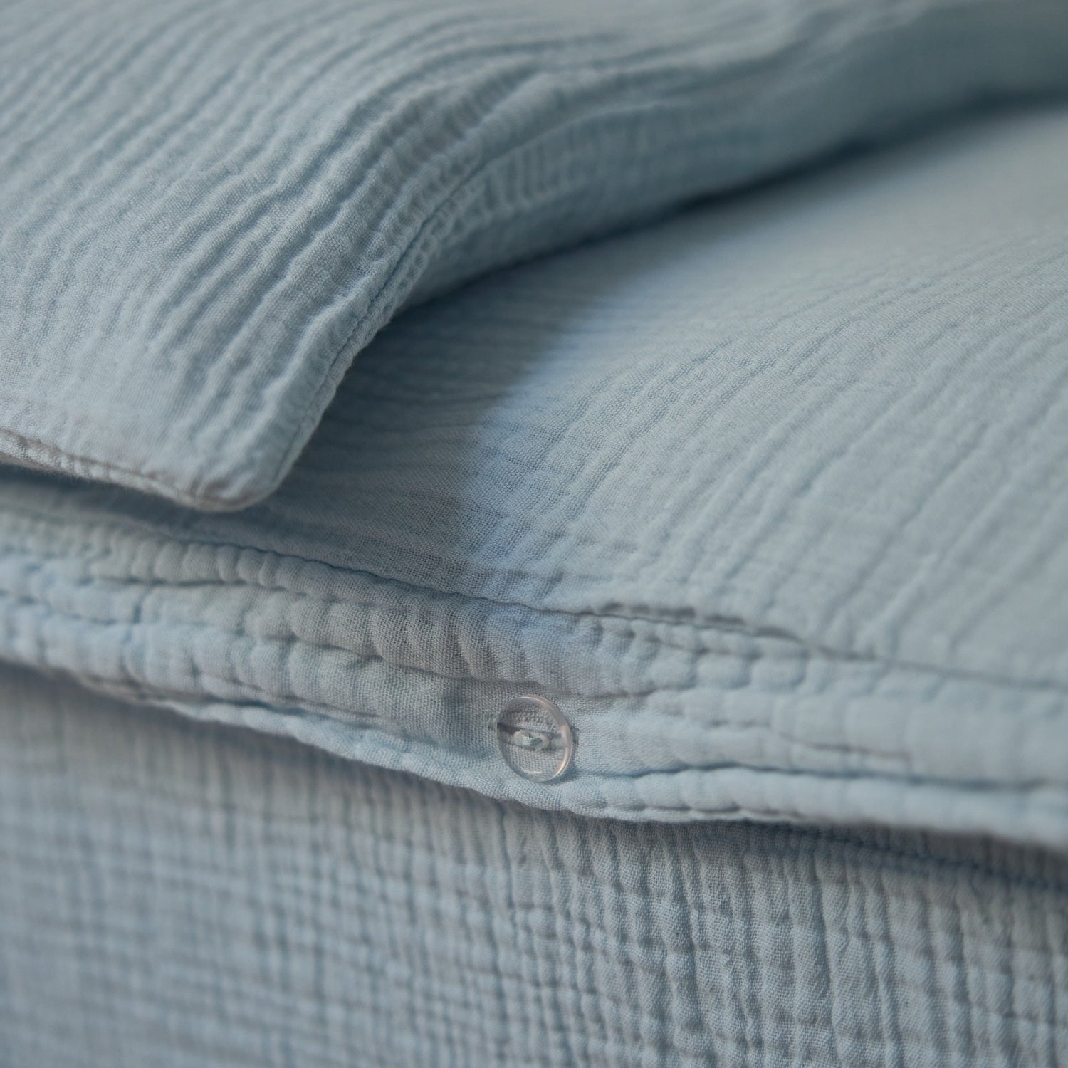 Nebelblaue Kinderbettwäsche mit der innovativen Cover-Mate Technology - aus 100% Bio-Baumwolle, damit die Decke bleibt wo sie hingehört, weich und nachhaltig, produziert in Portugal, GOTS-zertifiziert, Musselin