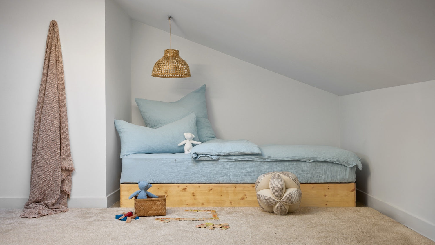 Nebelblaue Kinderbettwäsche mit der innovativen Cover-Mate Technology - aus 100% Bio-Baumwolle, damit die Decke bleibt wo sie hingehört, weich und nachhaltig, produziert in Portugal, GOTS-zertifiziert, Musselin