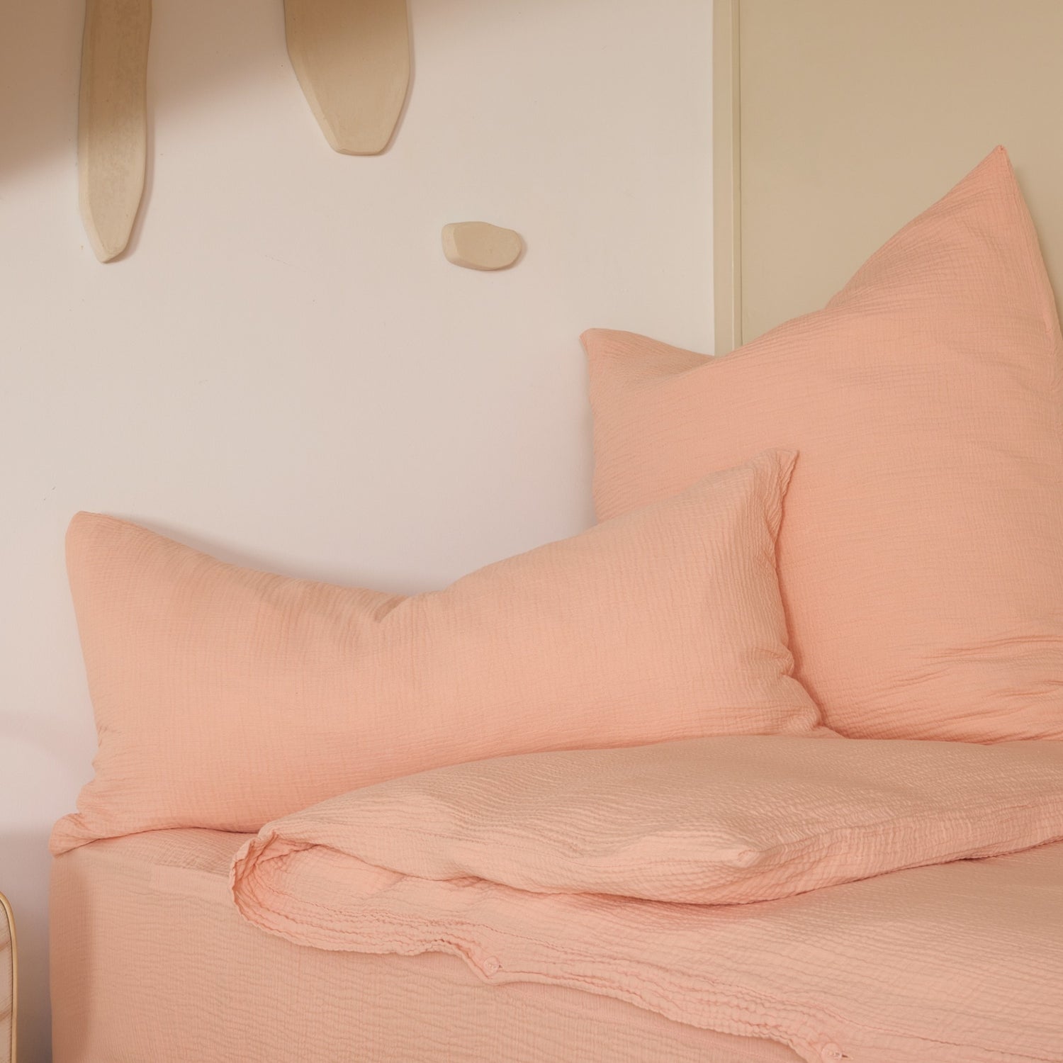 Kinderbettwäsche in der Farbe Blattrosé mit der innovativen Cover-Mate Technology - aus 100% Bio-Baumwolle, damit die Decke bleibt wo sie hingehört, weich und nachhaltig, produziert in Portugal, GOTS-zertifiziert, Musselin