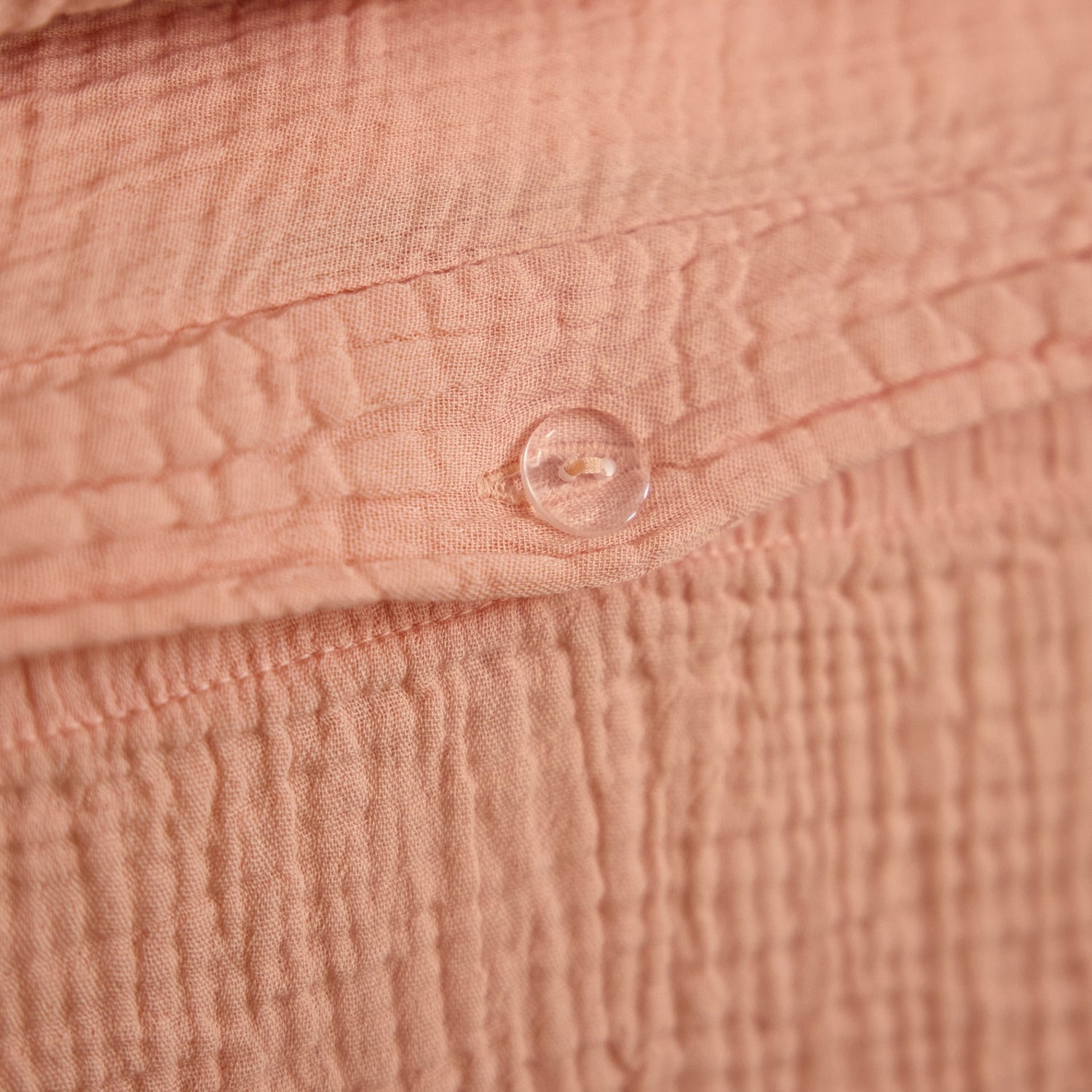 Kinderbettwäsche in der Farbe Blattrosé mit der innovativen Cover-Mate Technology - aus 100% Bio-Baumwolle, damit die Decke bleibt wo sie hingehört, weich und nachhaltig, produziert in Portugal, GOTS-zertifiziert, Musselin