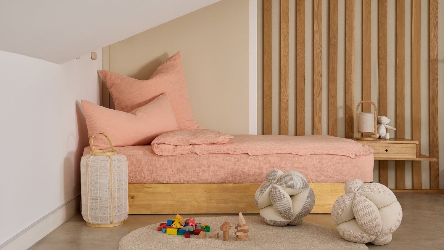 Kinderbettwäsche in der Farbe Blattrosé mit der innovativen Cover-Mate Technology - aus 100% Bio-Baumwolle, damit die Decke bleibt wo sie hingehört, weich und nachhaltig, produziert in Portugal, GOTS-zertifiziert, Musselin