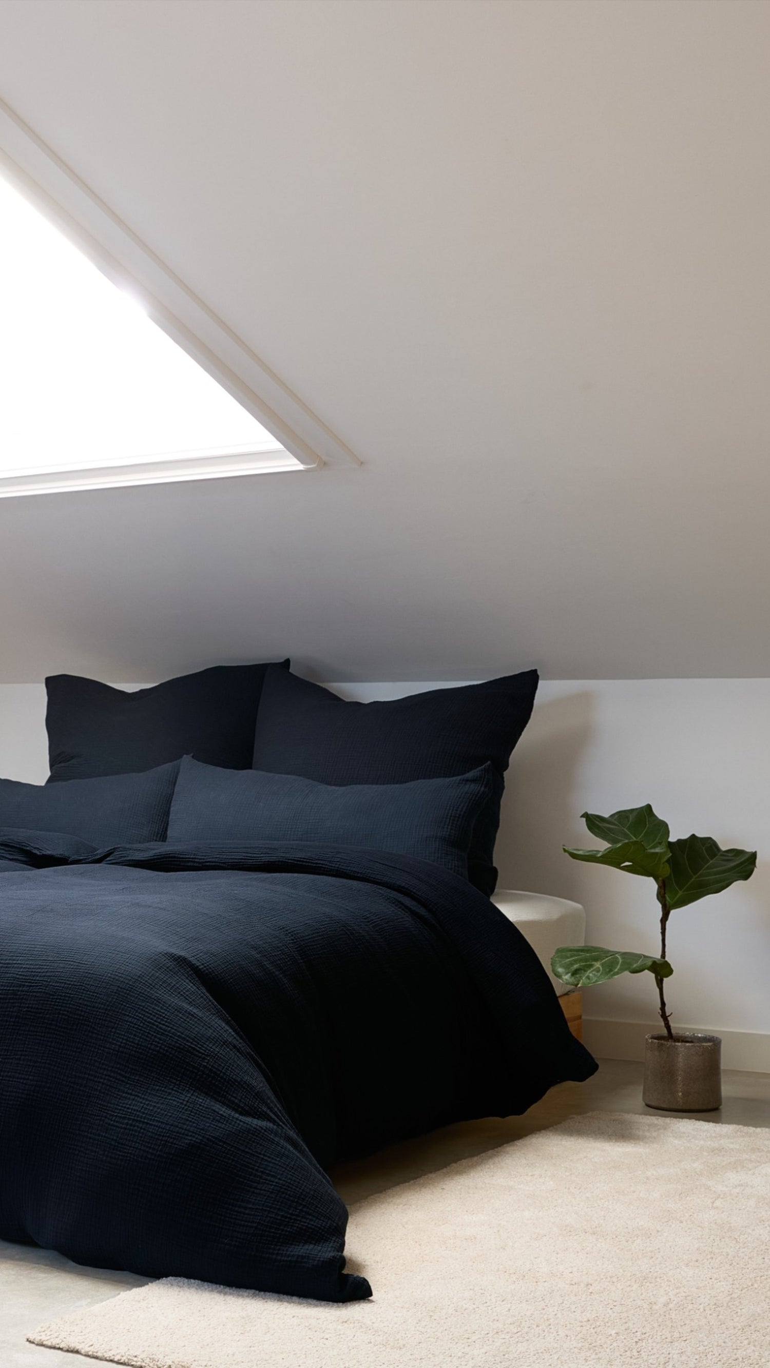 Felsgraue Musselin-Bettwäsche aus 100% Bio-Baumwolle für Erwachsene - weich, atmungsaktiv und nachhaltig gefertigt in Portugal. GOTS-zertifiziert