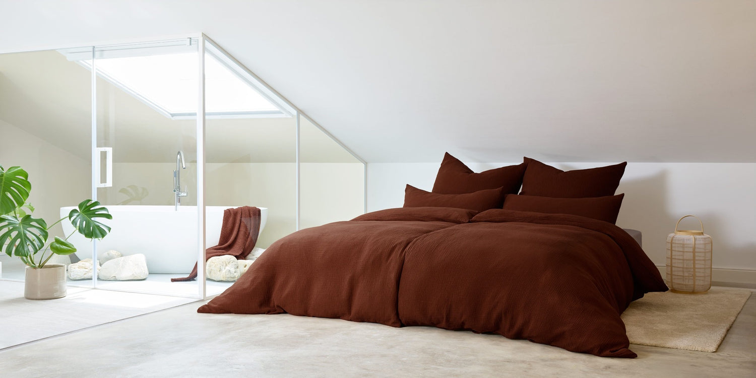 Musselin-Bettwäsche in der Farbe Kastanie aus 100% Bio-Baumwolle für Erwachsene - weich, atmungsaktiv und nachhaltig gefertigt in Portugal. GOTS-zertifiziert
