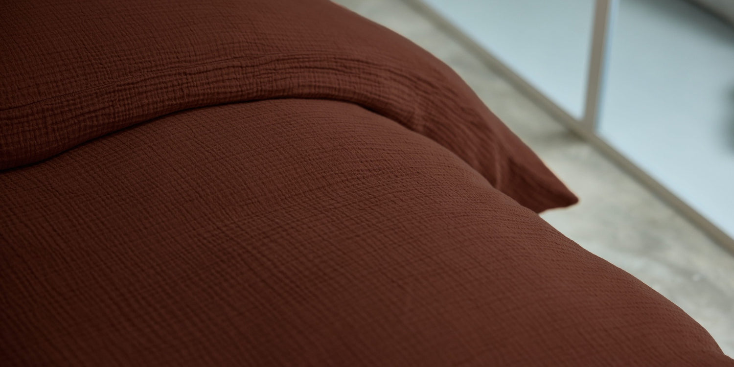 Musselin-Bettwäsche in der Farbe Kastanie aus 100% Bio-Baumwolle für Erwachsene - weich, atmungsaktiv und nachhaltig gefertigt in Portugal. GOTS-zertifiziert