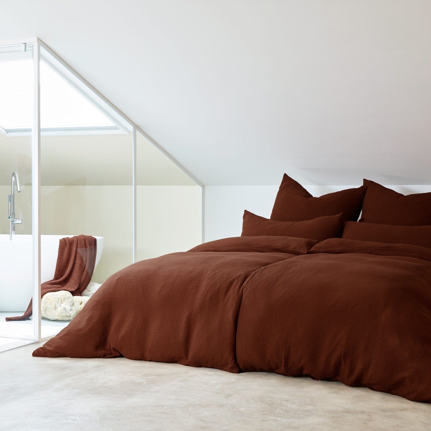Musselin-Bettwäsche in der Farbe Kastanie aus 100% Bio-Baumwolle für Erwachsene - weich, atmungsaktiv und nachhaltig gefertigt in Portugal. GOTS-zertifiziert