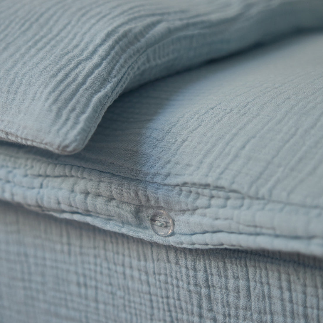 Nebelblaue Kinderbettwäsche mit der innovativen Cover-Mate Technology - aus 100% Bio-Baumwolle, damit die Decke bleibt wo sie hingehört, weich und nachhaltig, produziert in Portugal, GOTS-zertifiziert, Musselin