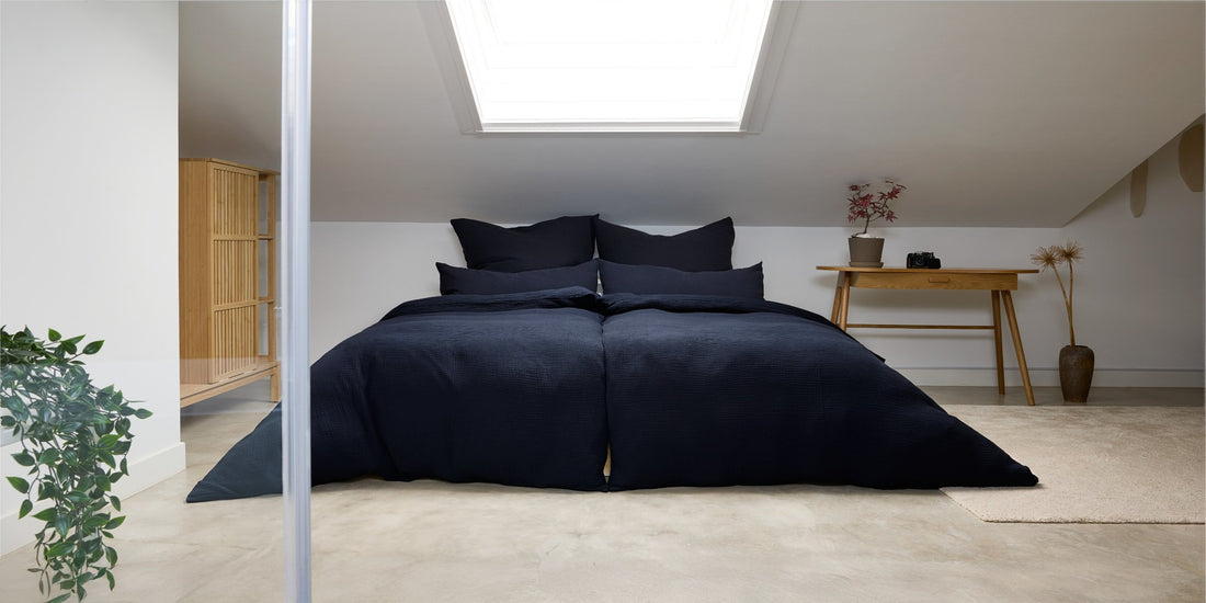 Felsgraue Musselin-Bettwäsche aus 100% Bio-Baumwolle für Erwachsene - weich, atmungsaktiv und nachhaltig gefertigt in Portugal. GOTS-zertifiziert